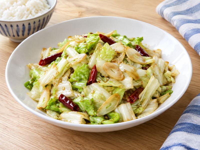 Illustration of Chinese hand-torn cabbage stir-fry